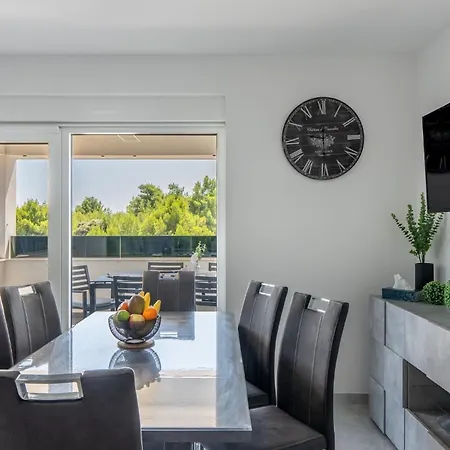 Apartment With A Parking Space - Lozice, - 23514